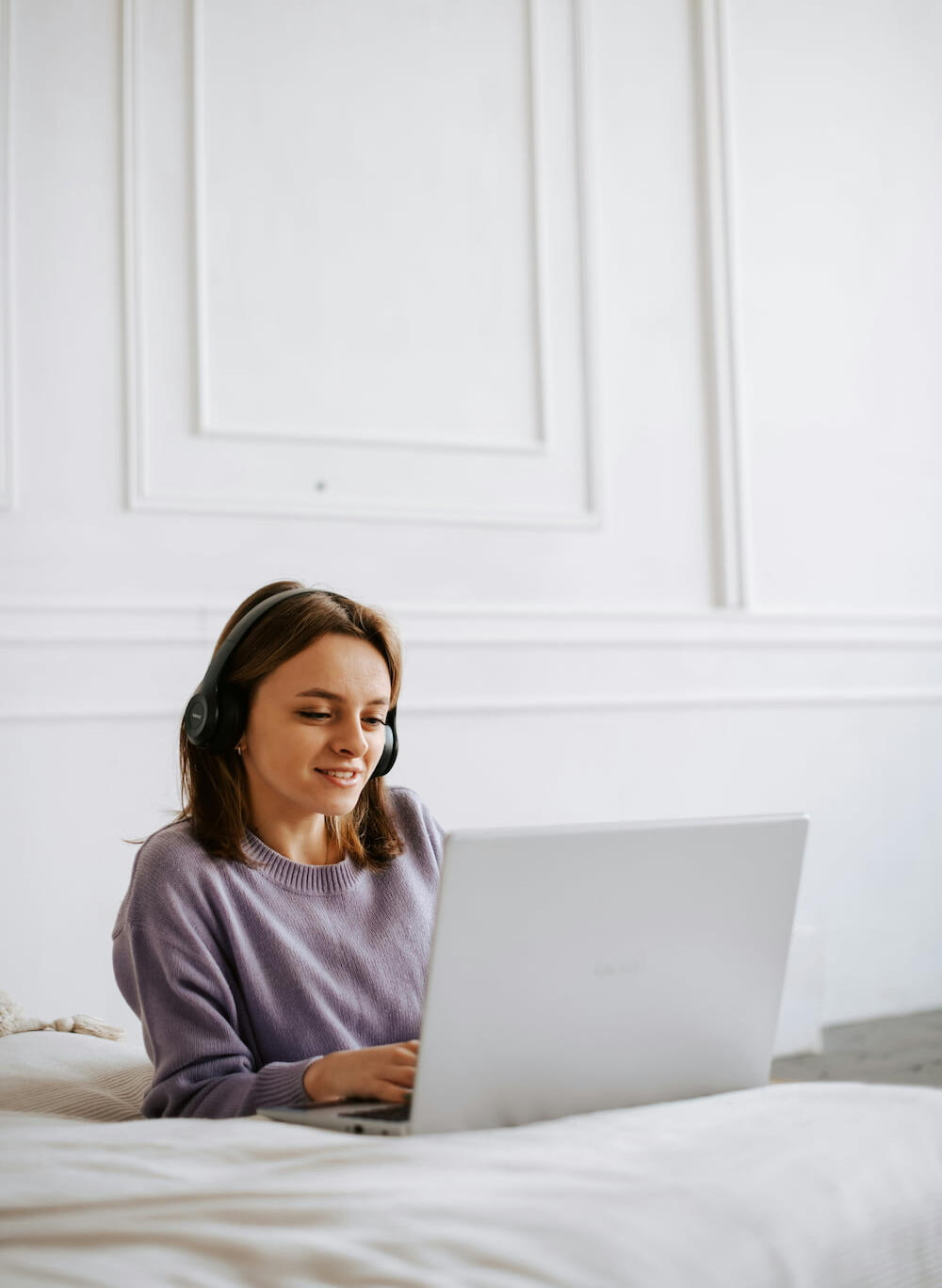 alt="Mujer en sesión de psicoterapia online para adultos desde casa con portátil. Mia Psicología: terapia en español, catalán y alemán desde Barcelona."