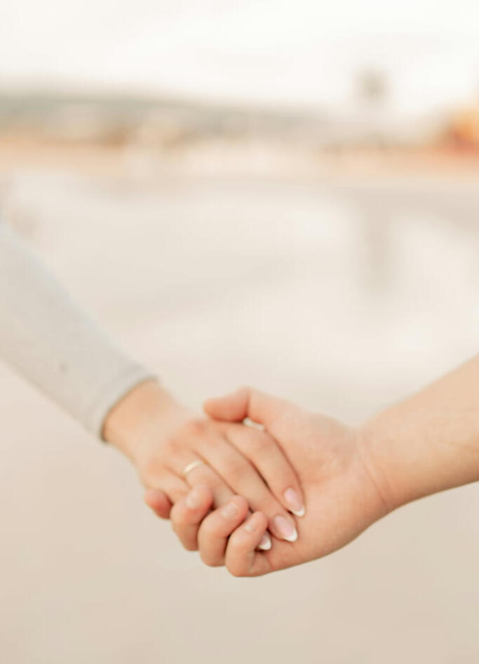 alt="Escritorio frente a una ventana, espacio que transmite calma y profesionalidad; psicoterapia online desde Barcelona con Mia Psicología."